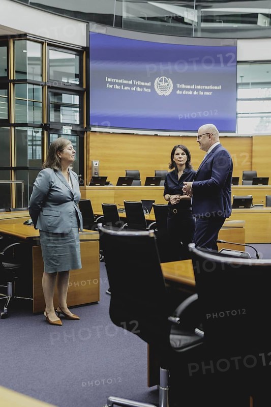 (R-L) Tomas Heidar, President of the International Tribunal for the Law of the Sea, Annalena Bärbock (Alliance 90/The Greens), Federal Foreign Minister, and Ximena Hinrichs Oyarce, Registrar of the International Tribunal for the Law of the Sea, during a visit to the courtroom at the International Tribunal for the Law of the Sea during the Foreign Minister's trip to Germany in Hamburg, 26 July 2024. /