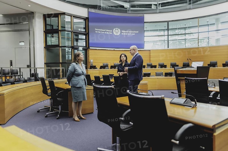 (R-L) Tomas Heidar, President of the International Tribunal for the Law of the Sea, Annalena Bärbock (Alliance 90/The Greens), Federal Foreign Minister, and Ximena Hinrichs Oyarce, Registrar of the International Tribunal for the Law of the Sea, during a visit to the courtroom at the International Tribunal for the Law of the Sea during the Foreign Minister's trip to Germany in Hamburg, 26 July 2024. /