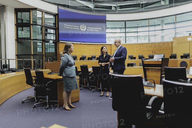 (R-L) Tomas Heidar, President of the International Tribunal for the Law of the Sea, Annalena Bärbock (Alliance 90/The Greens), Federal Foreign Minister, and Ximena Hinrichs Oyarce, Registrar of the International Tribunal for the Law of the Sea, during a visit to the courtroom at the International Tribunal for the Law of the Sea during the Foreign Minister's trip to Germany in Hamburg, 26 July 2024. /