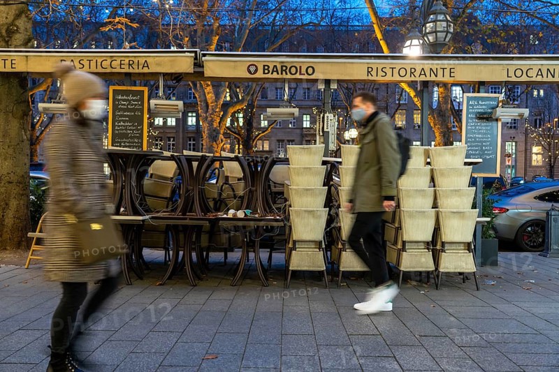 Königsallee shopping street, Kö, Christmas decorations, closed catering establishments, little activity, during the second lockdown in the Corona crises, Düsseldorf, North Rhine-Westphalia, Germany, Europe