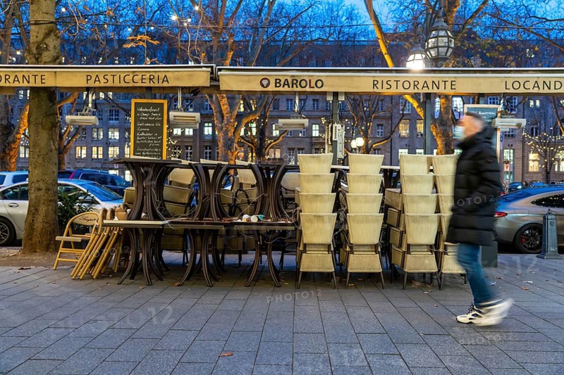 Königsallee shopping street, Kö, Christmas decorations, closed catering establishments, little activity, during the second lockdown in the Corona crises, Düsseldorf, North Rhine-Westphalia, Germany, Europe