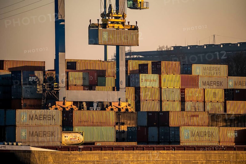 Cargo container handling centre, Gateway West Terminal, Logport 2, cargo ship, in Duisburg on the Rhine, North Rhine-Westphalia, Germany, Europe