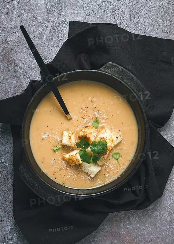 Cremesuppe, pürierte Suppe, beige, Champignon, Zwiebel, Blumenkohl, vegetarische Suppe