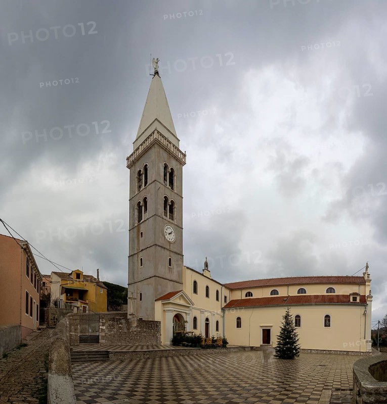 Christmas tree on the church square, Church of the Nativity of the Virgin Mary, Mali Losinj, Croatia, Europe
