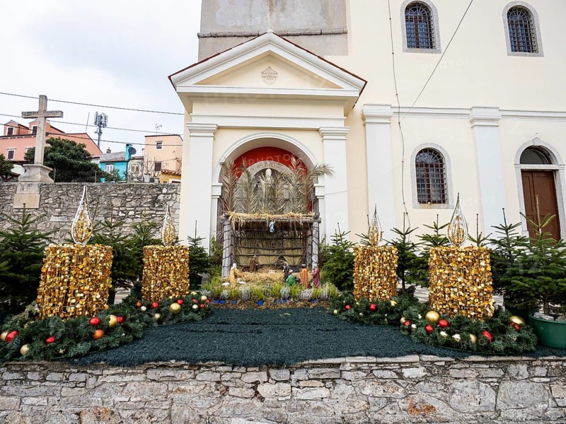 Christmas cot and Advent wreath on the church square, Church of the Nativity of the Virgin Mary, Mali Losinj, Croatia, Europe