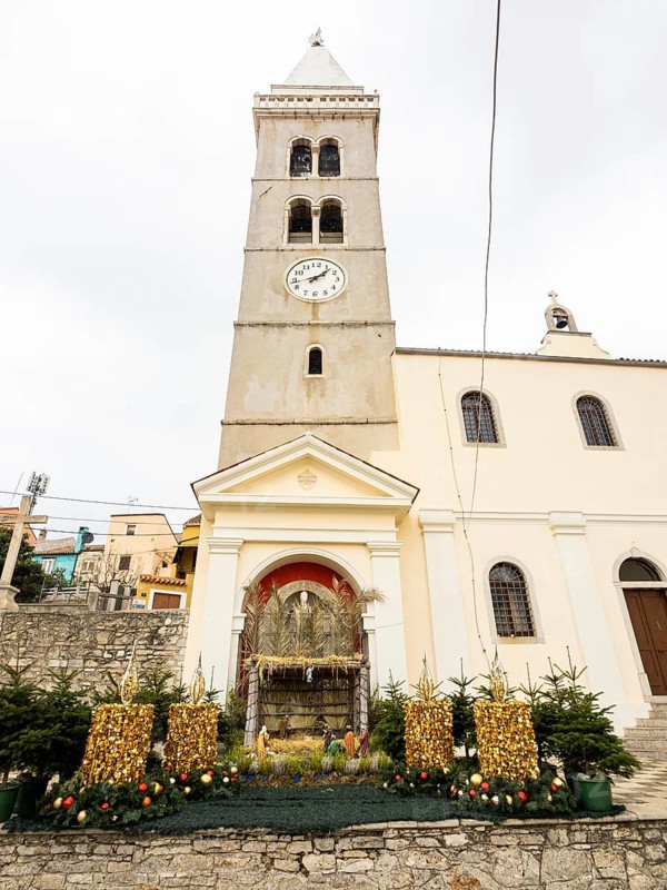 Christmas cot and Advent wreath on the church square, Church of the Nativity of the Virgin Mary, Mali Losinj, Croatia, Europe