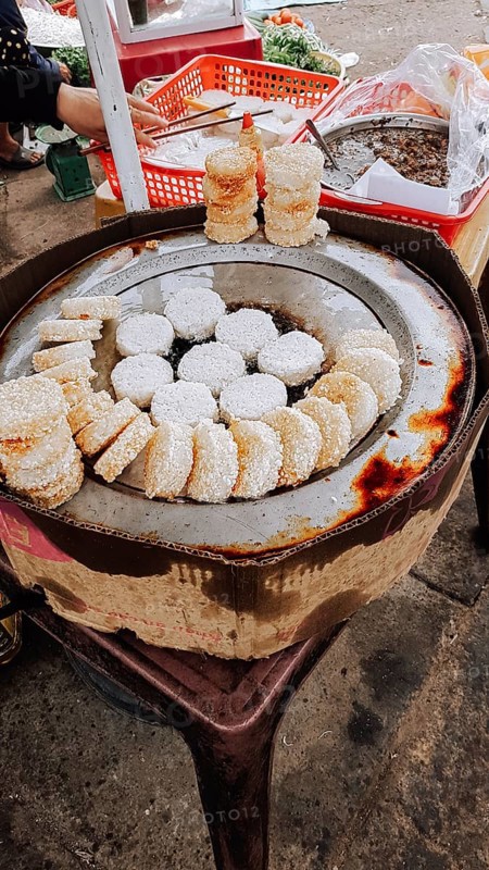 Xoi chien phong or deep fried sticky rice cake, an authentic traditional vietnamese street food and local delicacy. Ninh Binh, Vietnam, Asia