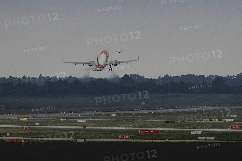 An easyjet aircraft takes off from Berlin Brandenburg Airport 'Willy Brandt'Äô (BER) in Schönefeld, 08/08/2024