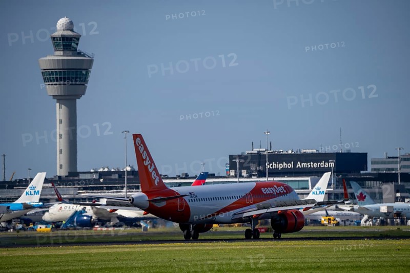 Easyjet Airbus A320-251N, aircraft landing at Amsterdam Schiphol Airport, Buitenveldertbaan, 09/27, Air Traffic Control Tower, Terminal, Netherlands