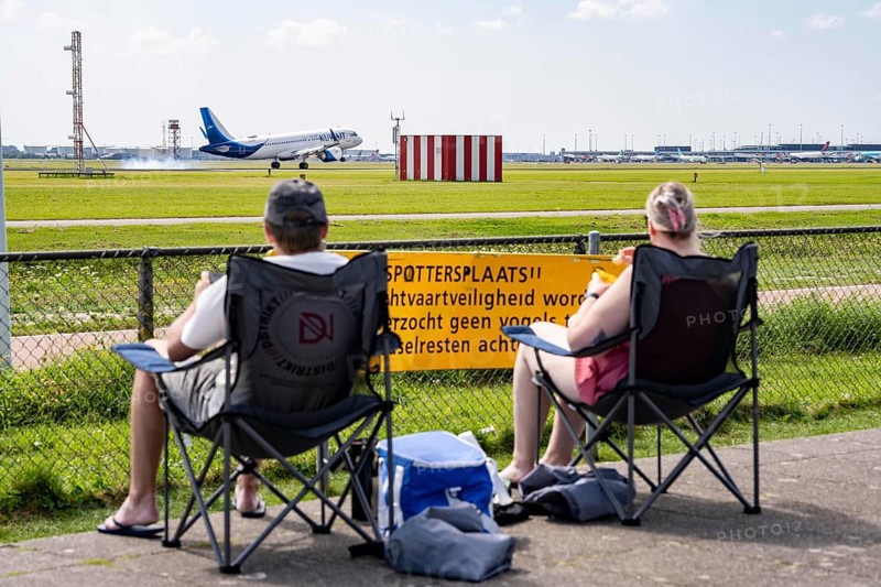 Amsterdam Schiphol Airport, planespotters, aircraft enthusiasts, at the Buitenveldertbaan, watch the air traffic, Netherlands