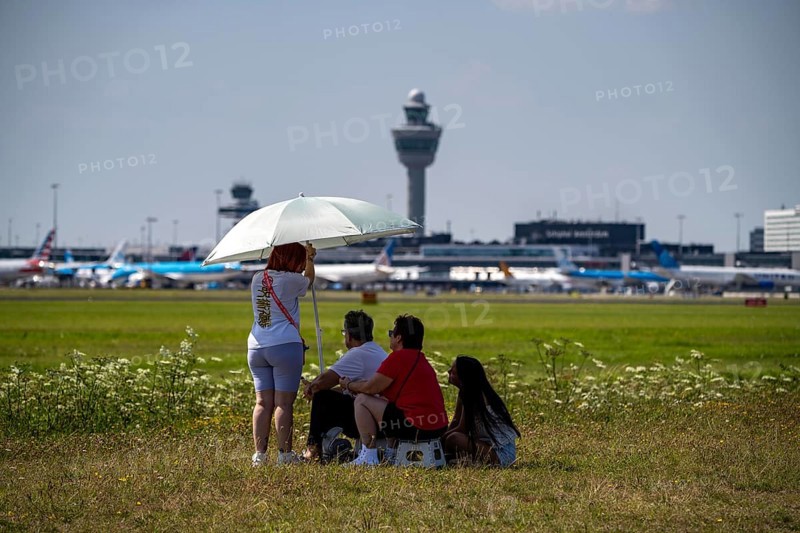 Amsterdam Schiphol Airport, planespotters, aircraft enthusiasts, at the Buitenveldertbaan, watch the air traffic, Netherlands