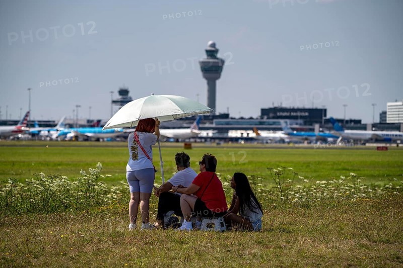 Amsterdam Schiphol Airport, planespotters, aircraft enthusiasts, at the Buitenveldertbaan, watch the air traffic, Netherlands