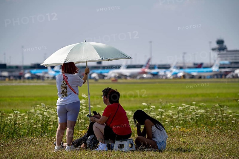 Amsterdam Schiphol Airport, planespotters, aircraft enthusiasts, at the Buitenveldertbaan, watch the air traffic, Netherlands