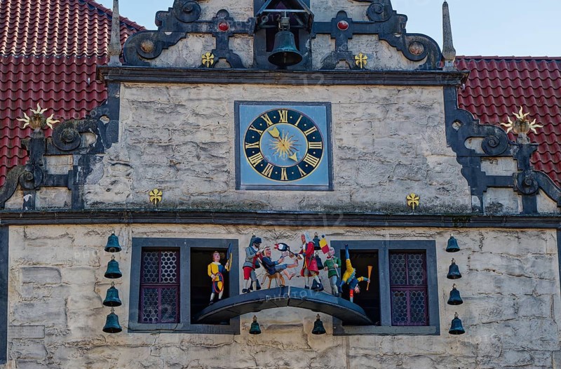 Dr Eisenbart Glockenspiel with figure carillon on the gable of the Weser Renaissance town hall on Dr Johann Andreas Eisenbart Square in Hannoversch Münden. Hannoversch Münden, Lower Saxony, Germany, Europe