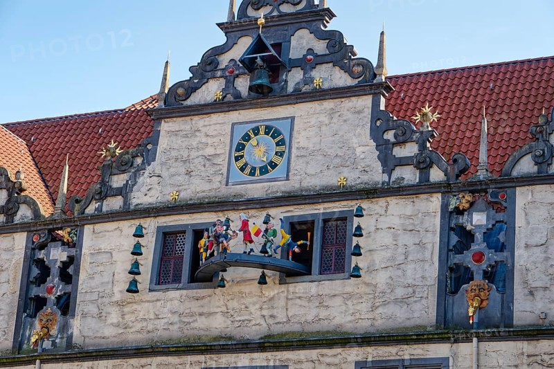 Dr Eisenbart Glockenspiel with figure carillon on the gable of the Weser Renaissance town hall on Dr Johann Andreas Eisenbart Square in Hannoversch Münden. Hannoversch Münden, Lower Saxony, Germany, Europe