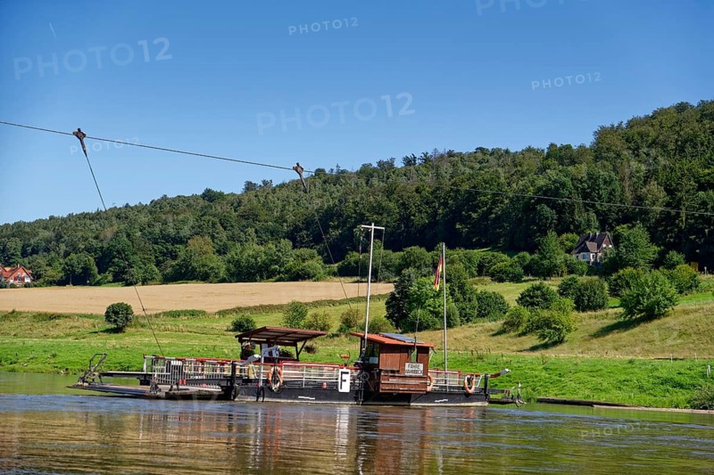 Weser ferry Wahmbeck, a yaw rope ferry, in front of the pier at Gewissenruh. Wahmbeck, Bodenfelde, Weserbergland, Lower Saxony, Germany, Europe