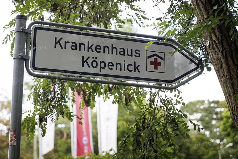 A sign points to the Köpenick hospital, Berlin, 05/08/2024