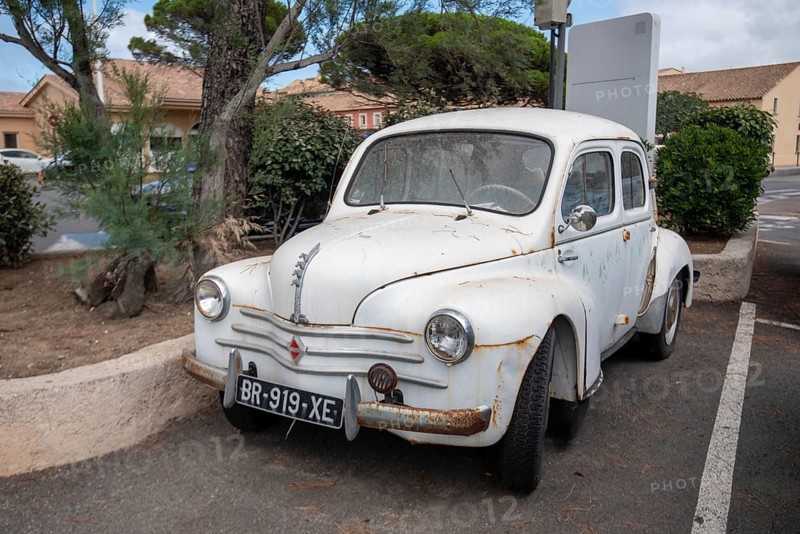 Old Renault 4cv, standing at the harbour of Saint Tropez, Provence-Alpes-Côte d'Azur, France, Europe