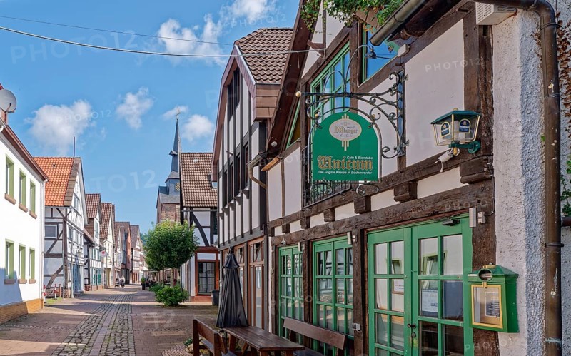 Münchhausenstadt Bodenwerder, Grosse Strasse in the historic old town, with half-timbered houses and cobblestones. Bodenwerder, Weserbergland, Lower Saxony, Germany, Europe