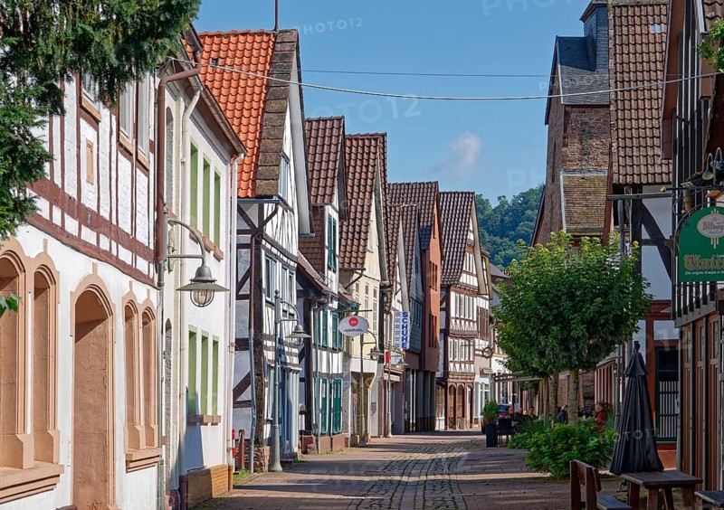 Münchhausenstadt Bodenwerder, Grosse Strasse in the historic old town, with half-timbered houses and cobblestones. Bodenwerder, Weserbergland, Lower Saxony, Germany, Europe