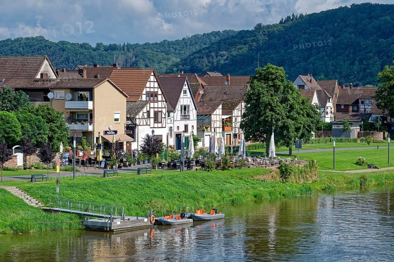 Münchhausen town of Bodenwerder on the banks of the Weser. Bodenwerder, Weserbergland, Lower Saxony, Germany, Europe