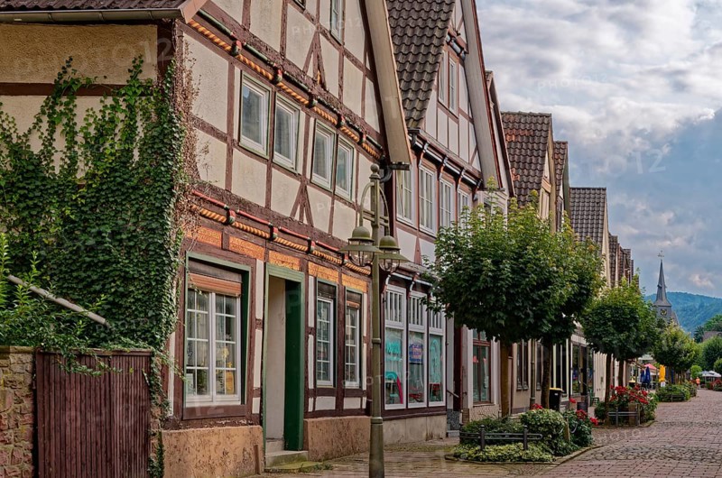 Münchhausenstadt Bodenwerder, Grosse Strasse in the historic old town, with half-timbered houses and cobblestones. Bodenwerder, Weserbergland, Lower Saxony, Germany, Europe