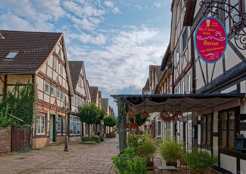 Münchhausenstadt Bodenwerder, Grosse Strasse in the historic old town, with half-timbered houses and cobblestones. Bodenwerder, Weserbergland, Lower Saxony, Germany, Europe