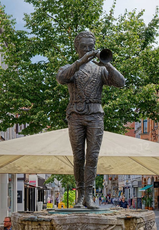 Statue of the Pied Piper of Hamelin on the Pied Piper Fountain in the city centre, Osterstrasse. Hamelin, Weserbergland, Lower Saxony, Germany, Europe