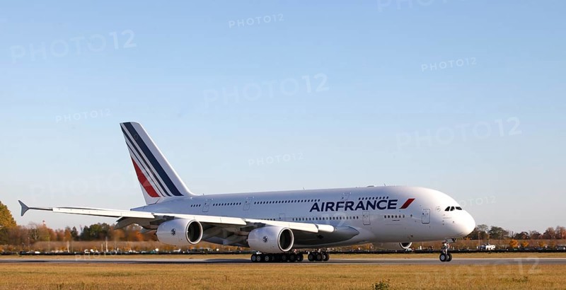 Hamburg, 30 October 2009, The first A 380 Airbus delivered to Air France takes off from the Airbus plant in Hamburg, Hamburg, Germany, Europe