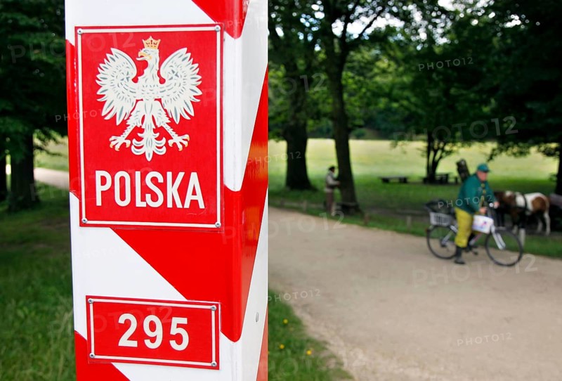 Bad Muskau, 26.07.2009, Border to Poland, Boundary stone in the Polish part of the Fürst-Pueckler, UNESCO World Heritage Site, Bad Muskau, Germany, Europe