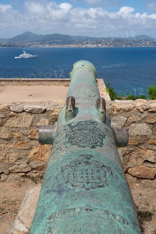 Historic cannon of the citadel of Saint-Tropez, built in 1602 for defence against the Ottoman Empire, behind it bay with yacht, Saint Tropez, Provence-Alpes-Côte d'Azur, France, Europe