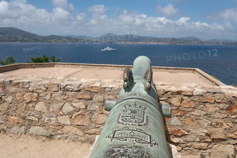Historic cannon of the citadel of Saint-Tropez, built in 1602 for defence against the Ottoman Empire, behind it bay with yacht, Saint Tropez, Provence-Alpes-Côte d'Azur, France, Europe