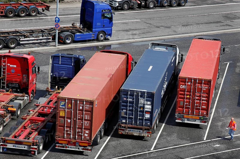 Hamburg, 19.06.2009, Container Terminal Altenwerder, Hamburger Hafen und Logistik AG, HHLA, Truck with containers in the terminal, Hamburg, Germany, Europe