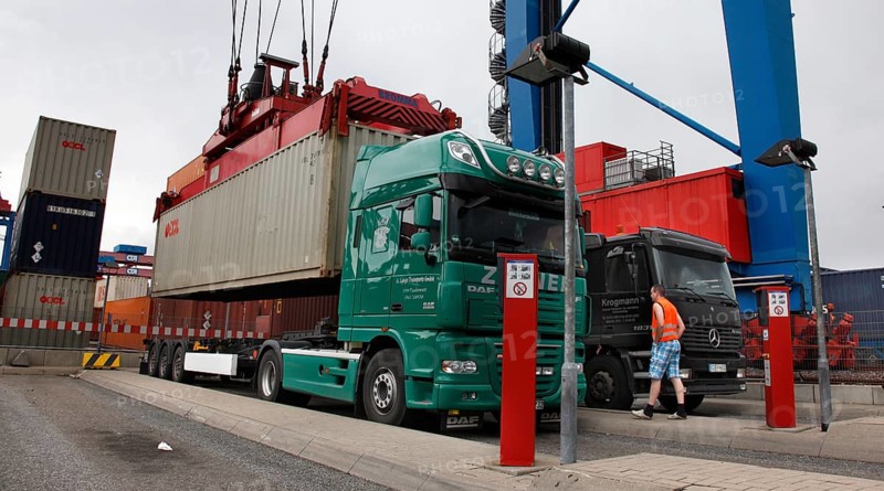 Hamburg, 19.06.2009, Container Terminal Altenwerder, Hamburger Hafen und Logistik AG, HHLA, Loading of a container lorry, Hamburg, Germany, Europe