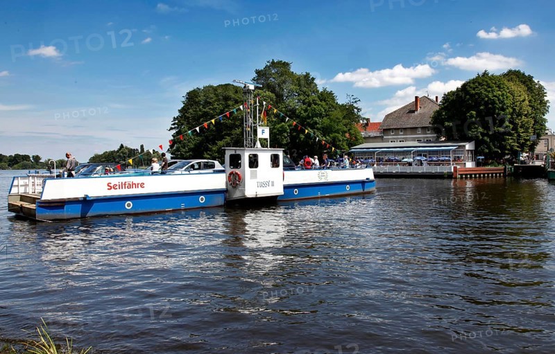Caputh, 14.06.2009, Pedestrians, cyclists and motorists cross the Havel between Caputh and Geltow, located between Templiner and Schwielowsee, Fährhaus Caputh in the background, Caputh, Germany, on board the cable ferry TussyII, Europe