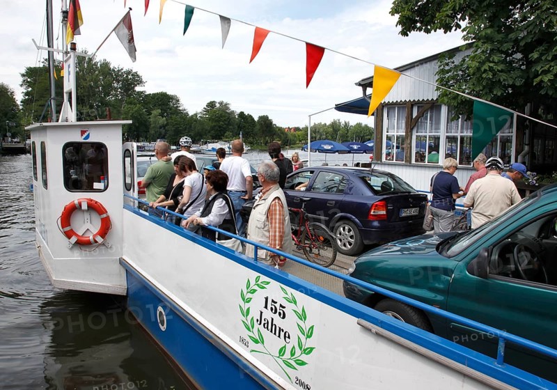 Caputh, 14.06.2009, Pedestrians, cyclists and motorists cross the Havel between Caputh and Geltow, located between Templiner and Schwielowsee, Fährhaus Caputh in the background, Caputh, Germany, on board the cable ferry TussyII, Europe