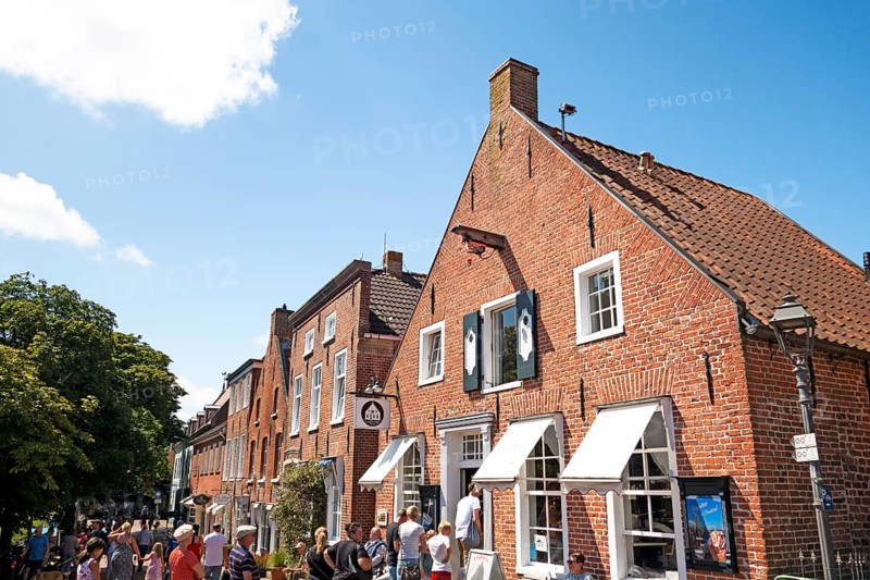 Ice cream parlour at the harbour, gabled house, Greetsiel, Krummhörn, East Frisia, Lower Saxony, Germany, Europe