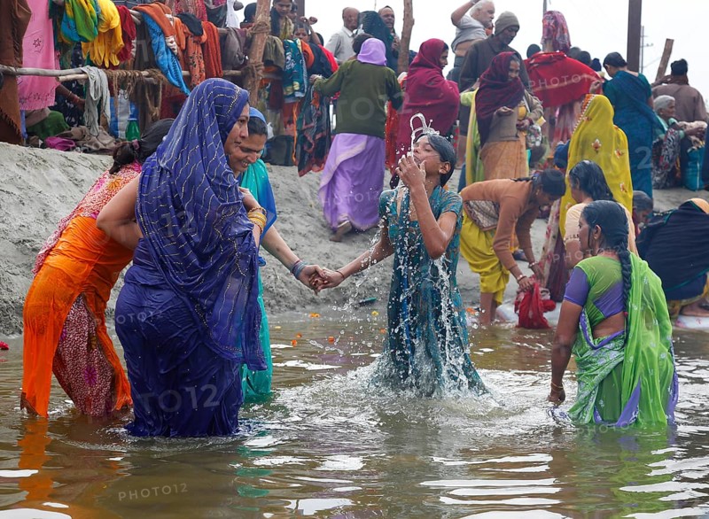 Allahabad, India, 20.01.2010, Hindus gather for the Magh Mela in Allahabad to take a holy dip at the Sangam, the confluence of the Ganges, Yamuna and Saraswati rivers, Asia