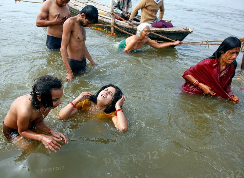 Allahabad, India, 20.01.2010, Hindus gather for the Magh Mela in Allahabad to take a holy dip at the Sangam, the confluence of the Ganges, Yamuna and Saraswati rivers, Asia