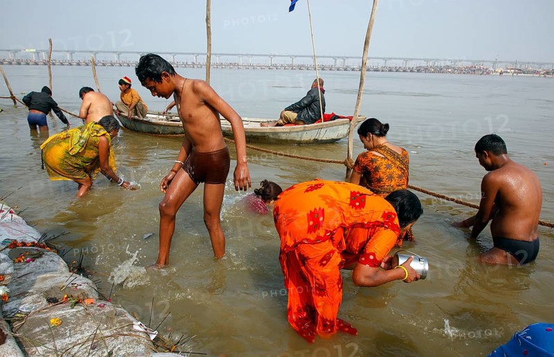 Allahabad, India, 20.01.2010, Hindus gather for the Magh Mela in Allahabad to take a holy dip at the Sangam, the confluence of the Ganges, Yamuna and Saraswati rivers, Asia