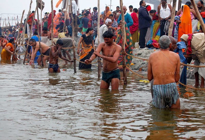 Allahabad, India, 20.01.2010, Hindus gather for the Magh Mela in Allahabad to take a holy dip at the Sangam, the confluence of the Ganges, Yamuna and Saraswati rivers, Asia