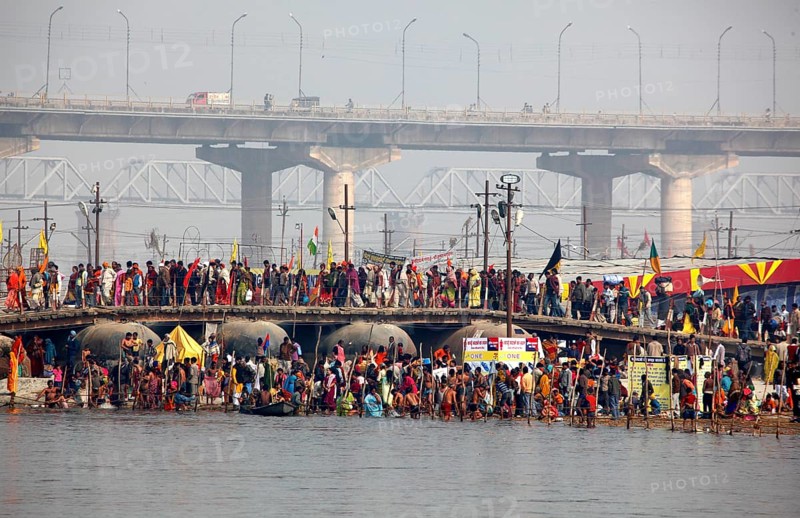Allahabad, India, 20.01.2010, Hindus gather for the Magh Mela in Allahabad to take a holy dip at the Sangam, the confluence of the Ganges, Yamuna and Saraswati rivers, Asia