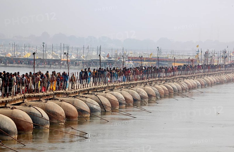 Allahabad, India, 20.01.2010, Hindus gather for the Magh Mela in Allahabad to take a holy dip at the Sangam, the confluence of the Ganges, Yamuna and Saraswati rivers, Asia