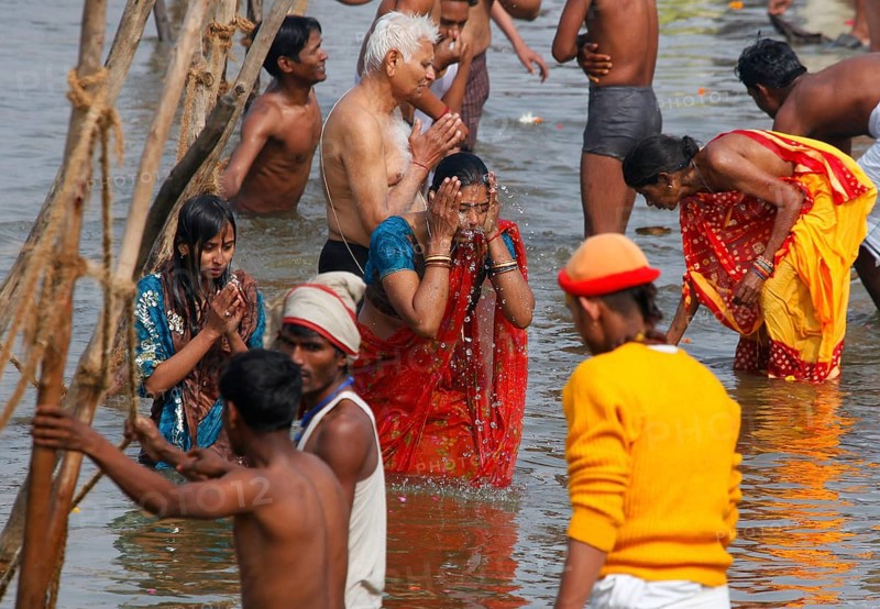 Allahabad, India, 20.01.2010, Hindus gather for the Magh Mela in Allahabad to take a holy dip at the Sangam, the confluence of the Ganges, Yamuna and Saraswati rivers, Asia