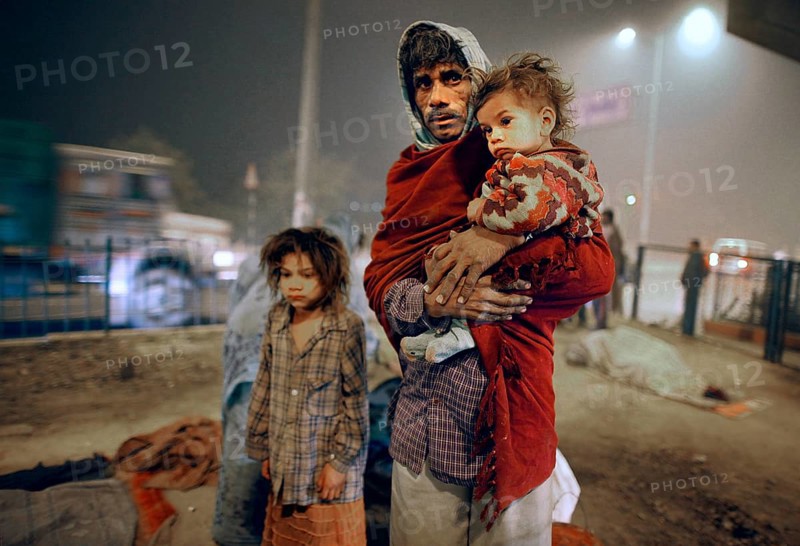 New Delhi, India, 21.01.2010, A homeless family searches for a place to sleep under a bridge, India, Asia