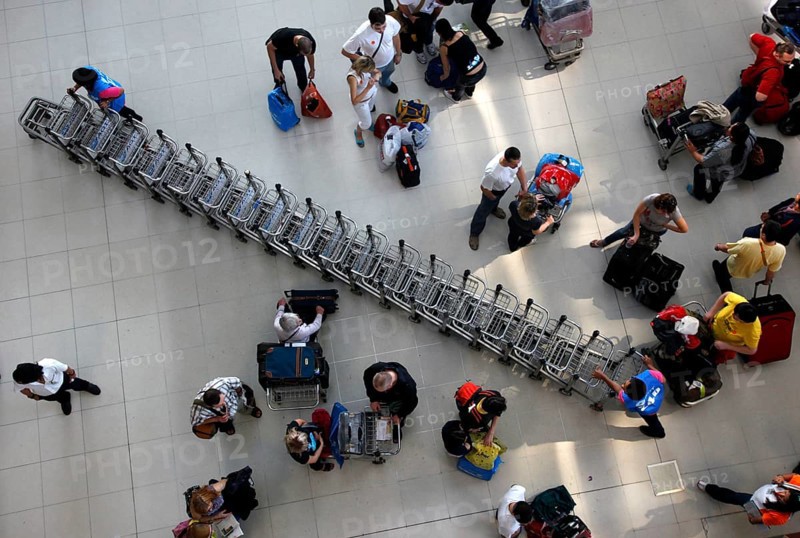 Bangkok, Thailand, 13.01.2010, Bangkok International Airport, Airport staff bringing luggage trolleys, Bangkok, Thailand, Asia