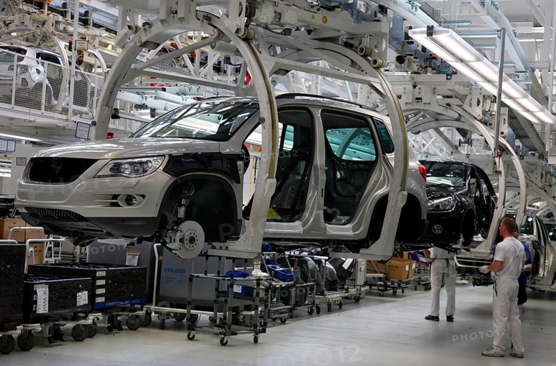 Wolfsburg, 08.03.2010, VW workers, production of the Volkswagen Tiguan, Wolfsburg, Germany, Europe