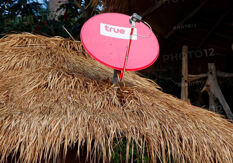 Cho Chang, Thailand, 07.01.2010, Bungalow with satellite dish, Cho Chang, Thailand, Asia