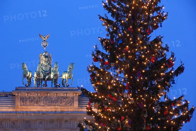 Berlin, 05.12.2010, Decorated Christmas tree at the Brandenburg Tor, Berlin, Germany, Europe