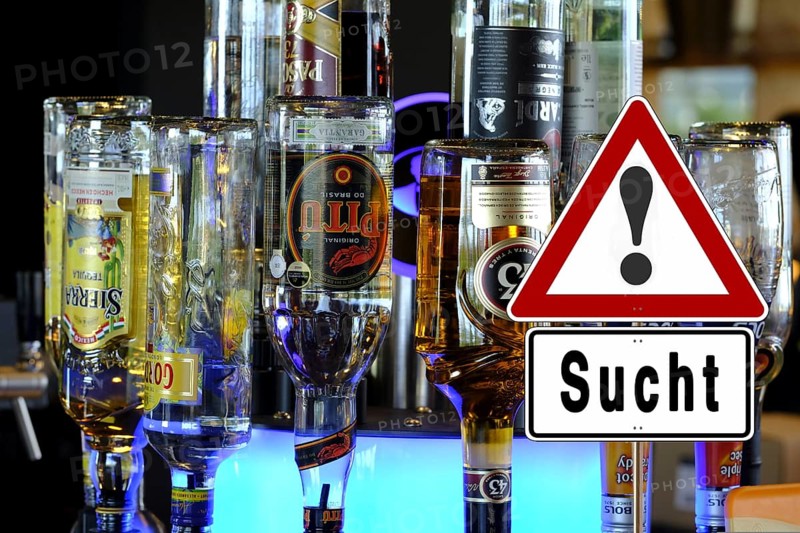 Symbolic image, warning sign for alcohol addiction, danger of addiction, alcohol abuse, health warning, alcoholic beverages, bar, alcoholic drinks, youth protection, legal drug, alcohol withdrawal